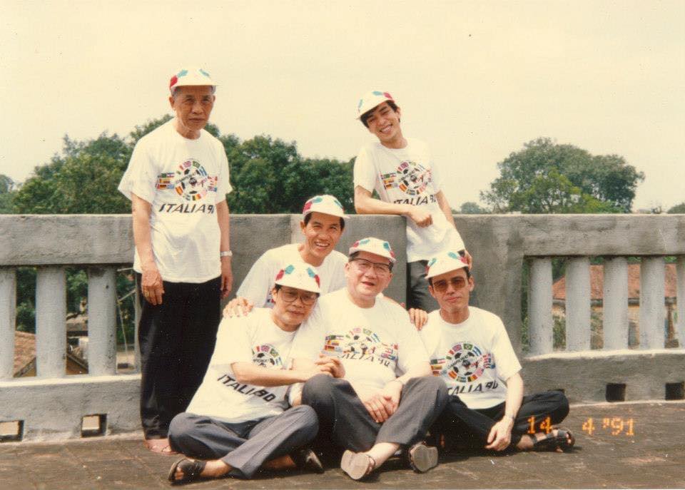 Đức Tổng PX. Nguyễn Văn Thuận bên các giám mục và linh mục mặc áo mũ cổ vũ World Cup Italia 90 trên sân thượng Toà Tổng Giám mục Hà Nội. Từ trái sang: đứng : đức cha Phát Diệm Phaolô Bùi Chu Tạo, cha Tôma Aquinô Nguyễn Xuân Thuỷ, ngồi: cha Giuse Lê Đức Sinh, cha PX. Lê Văn Nhạc (đặt tay lên vai cha Sinh và đức cha Yến), Đức Tổng PX. Nguyễn Văn Thuận, đức cha Giuse Nguyễn Văn Yến, giám mục phó Phát Diệm. Nguồn ảnh của cha cố Phanxicô Xaviê Lê Văn Nhạc.