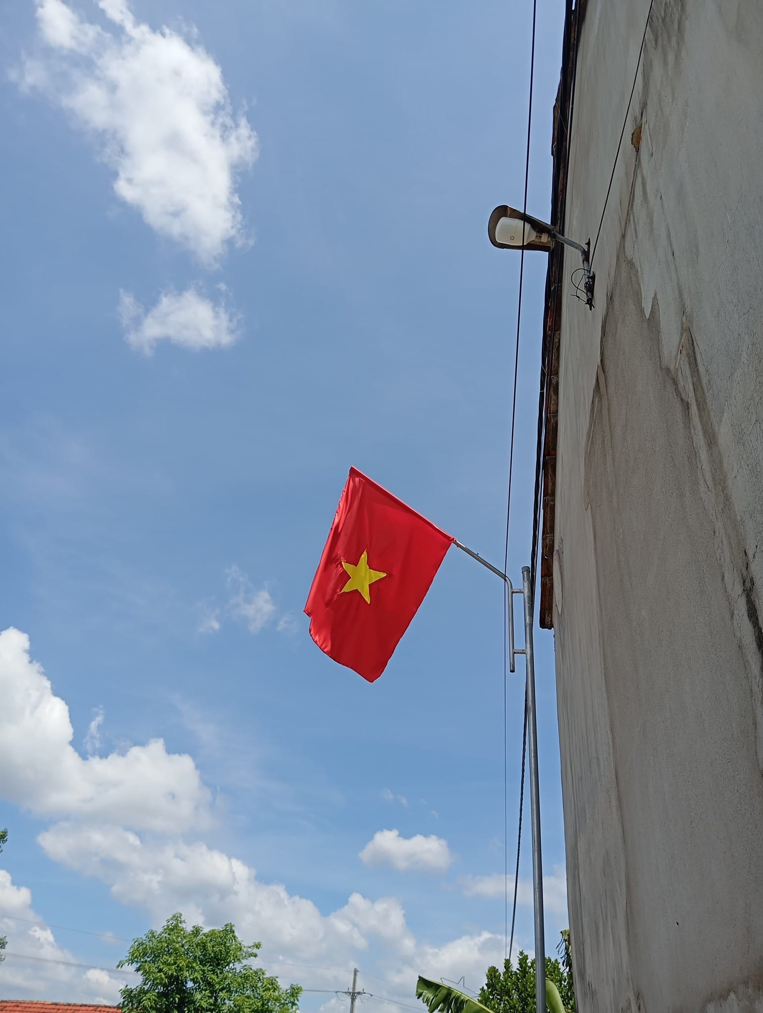 Cờ Giáo Hội bị gỡ bỏ thay cho lá cờ Tổ quốc tại Giáo Xứ Thuận Nghĩa