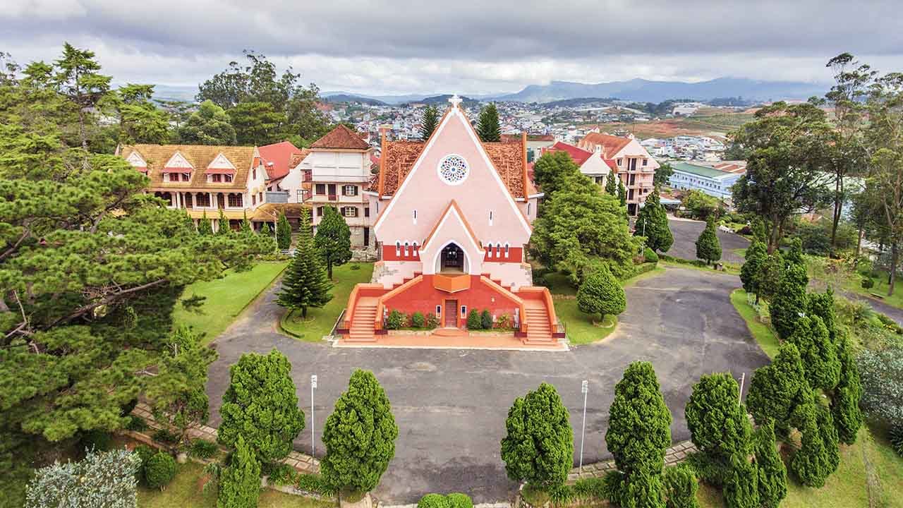 Nhà thờ Domaine de Marie Đà Lạt: Dấu ấn kiến trúc Pháp và câu chuyện bi thương phía sau