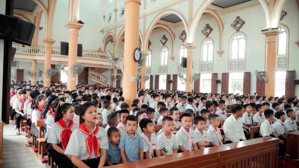 Có được phép mặc váy đi lễ không? Giáo hội nói gì về trang phục trong Thánh lễ