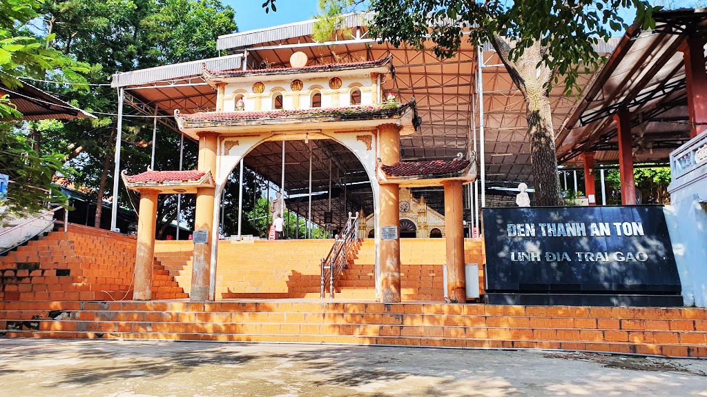 Đền thánh Antôn, Giáo phận Vinh - Từ sống Đạo đến tai tiếng Đức Giám Mục