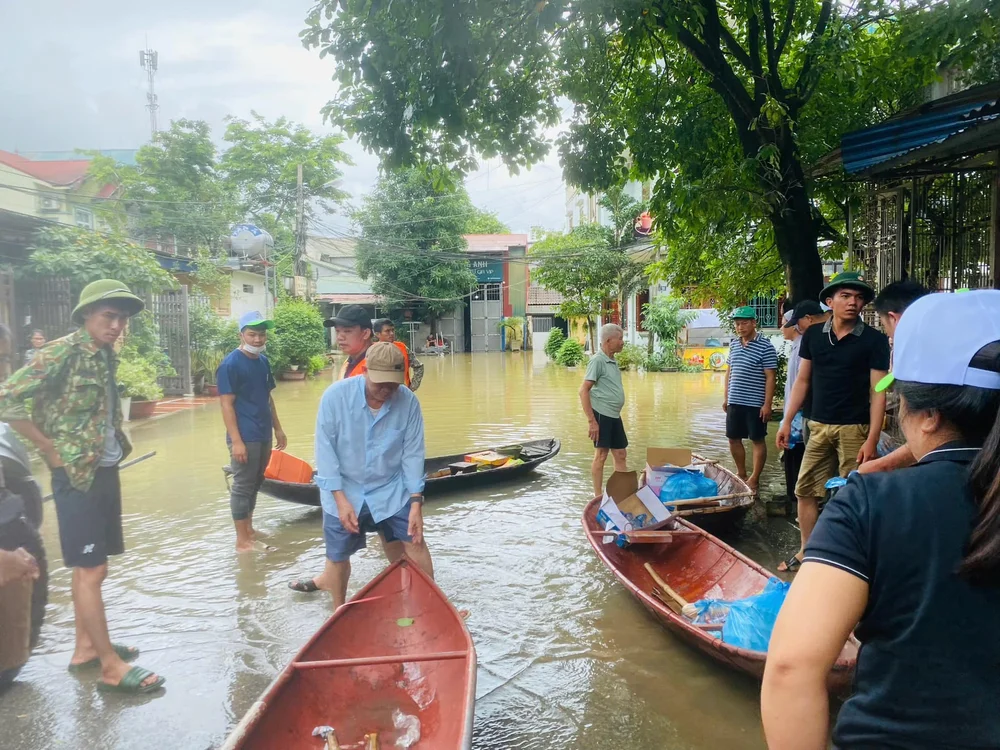 Nước lũ dâng, Giáo Dân Giáo hạt Thái Nguyên leo mái nhà kêu cứu trong đêm 3 Nước lũ dâng, Giáo Dân Giáo hạt Thái Nguyên leo mái nhà kêu cứu, những giáo xứ oằn mình trong biển nước
