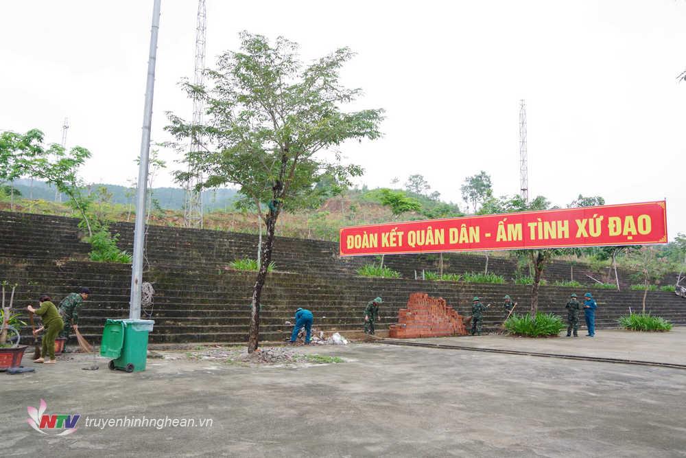 Tiến hành làm sạch mặt bằng xây dựng sân bóng chuyền.